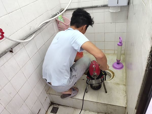 洋县管道堵塞冒臭气 专业师傅现场解决问题